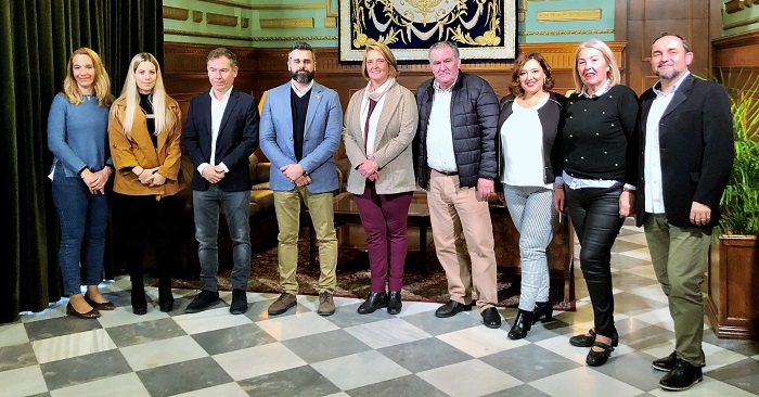 El Gobierno local recibe a Mar Aragón y a la Agrupación de Hermandades, galardonados con la Medalla de Oro
