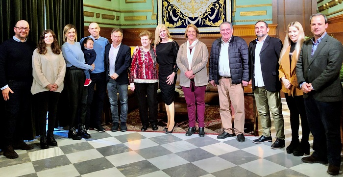 El Gobierno local recibe a Mar Aragón y a la Agrupación de Hermandades, galardonados con la Medalla de Oro