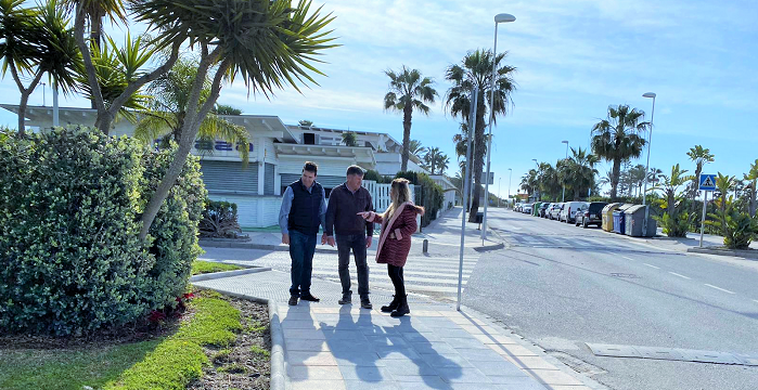 Mantenimiento lleva a cabo actuaciones en seguridad vial y accesibilidad en la zona de la Playa de Motril