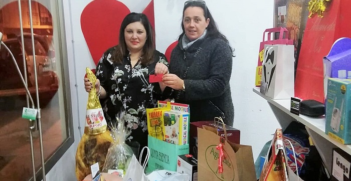 Mª José Robles Morales ganó la 'cesta de los enamorados' de Comercio Vivo