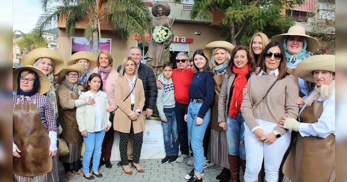 Motril honra el recuerdo de Adela Muñoz con una placa conmemorativa en el monumento a la mondera