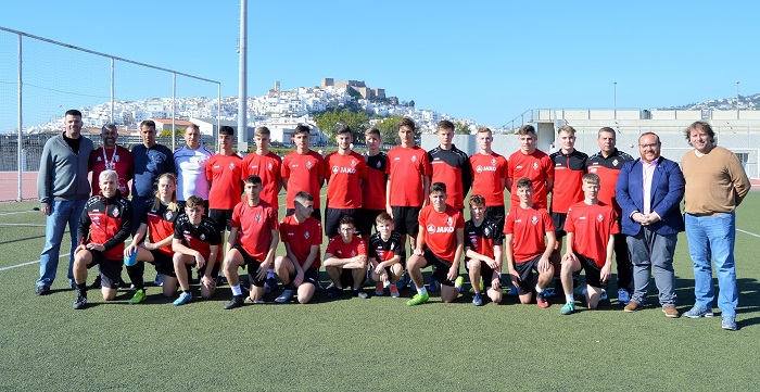 Un equipo de fútbol alemán pasa la semana en Salobreña para entrenar y conocer el municipio