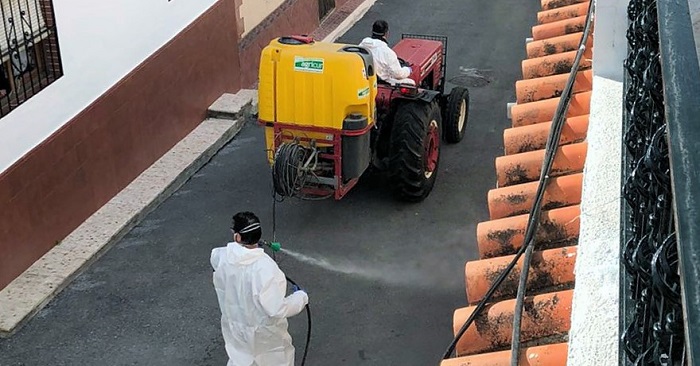 Agricultores se suman a las labores de desinfección de Salobreña y sus anejos