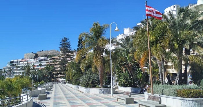 Bandera del Granada CF en el Paseo del Altillo de Almuñécar