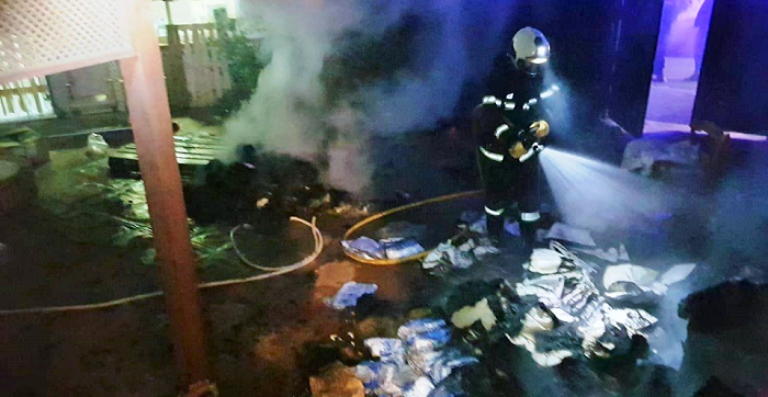 Bomberos de Almuñécar sofocan un incendio en el patio de una vivienda de la zona de Velilla