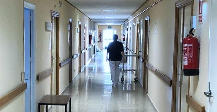 Comienzan los traslados de pacientes con Covid-19 desde el PTS al antiguo hospital de la avenida Madrid