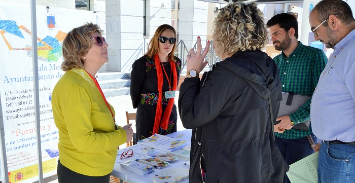El 'Zoco de Formación y Empleo' de Salobreña celebra su primera jornada en la calle