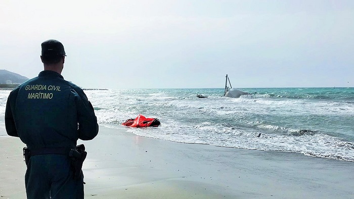 La Guardia Civil auxilia a dos náufragos franceses en Motril