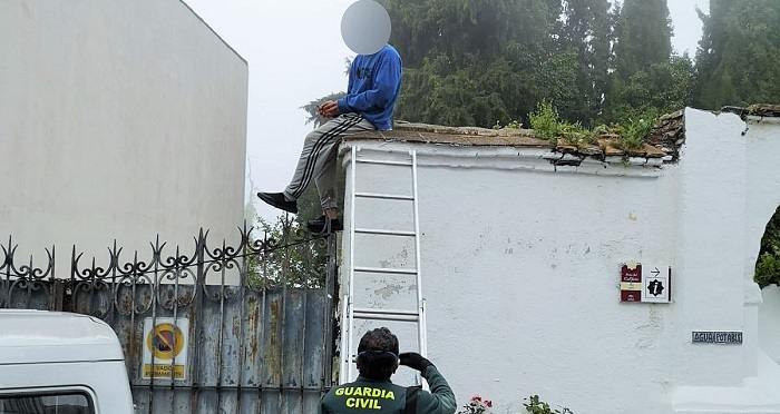 La Guardia Civil auxilia a un joven con trastorno bipolar que se había encaramado a un muro