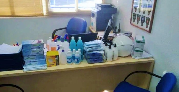 La Policía Local de Almuñécar recibe una donación de protección personal de comercios chinos locales