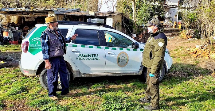 Los agentes de medio ambiente, en esta crisis, cuidan y asesoran a personas que viven aisladas en el campo