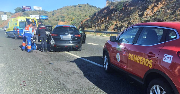 Los Bomberos de Almuñécar asisten a un herido grave en un accidente de tráfico en la A-7