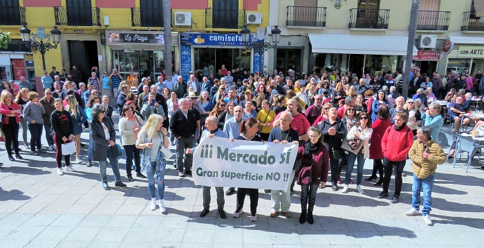 Manifestación concesionarios mercado frente al Ayuntamiento de Almuñécar