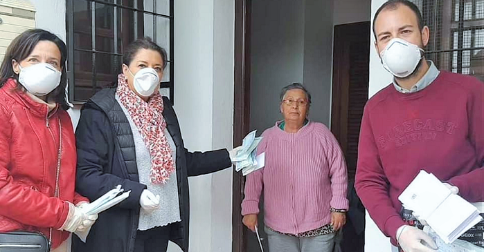 Mascarillas para los mayores de las viviendas de la Tercera Edad de Almuñécar