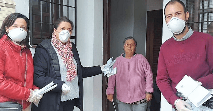 Mascarillas para los mayores de las viviendas de la Tercera Edad de Almuñécar