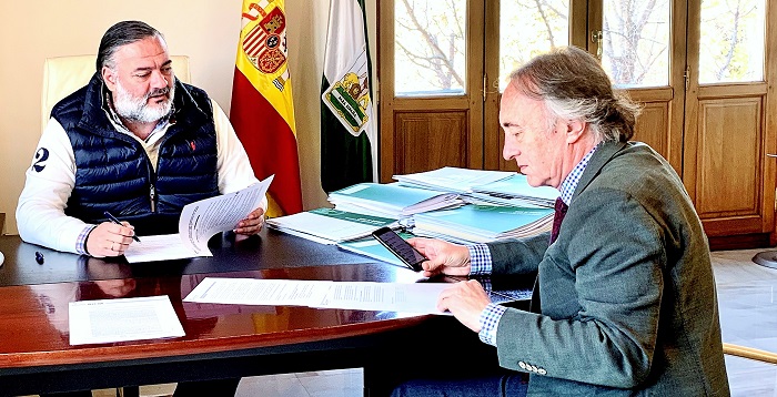 Pablo García evalúa con el delegado de Salud la respuesta del sistema sanitario en Granada