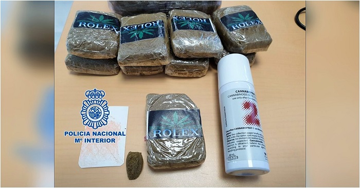 Agentes de la Policía Nacional detienen a un joven que transportaba casi 1,5 kilos de hachís en Motril