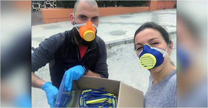 El sexitano Carlos Suárez elabora con su impresora 3D más de medio millar de mascaras de pantalla