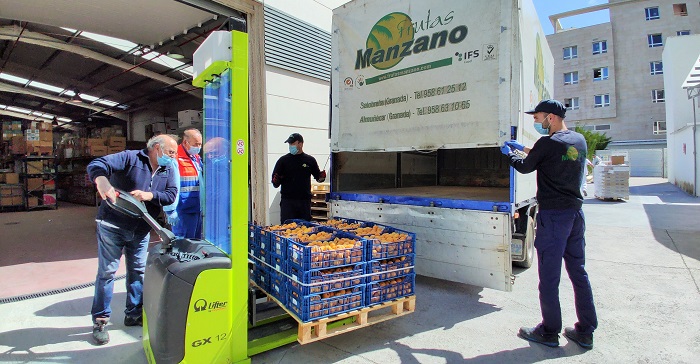 Frutas Manzano dona al hospital de Santa Ana más de 200 kilos de nísporas