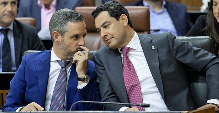 Juanma Moreno junto con el consejero de Hacienda