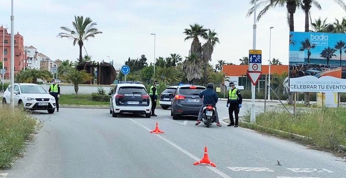 Motril controla sus accesos para evitar la llegada de visitantes a las segundas residencias de las zonas turísticas