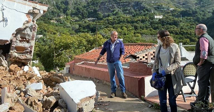 Un deslizamiento de tierra provoca importantes daños en cuatro viviendas y un depósito de agua del pago de Rescate
