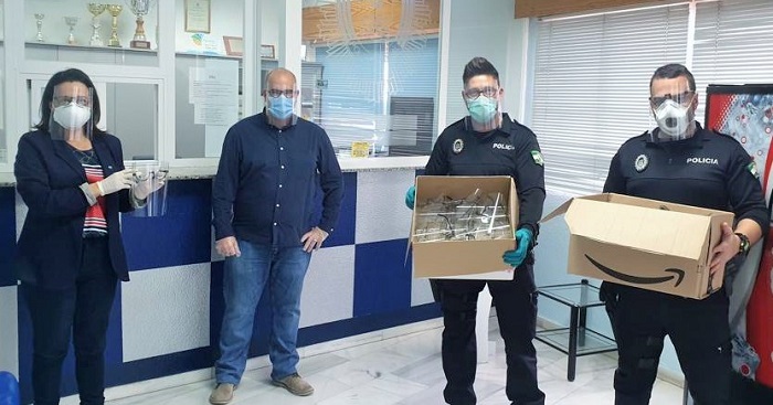 Voluntarios de Cs donan 'mascarillas pantalla' a la Policía Local de Almuñécar
