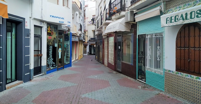 Comercios cerrados en la calle Baja del Mar de Almuñécar