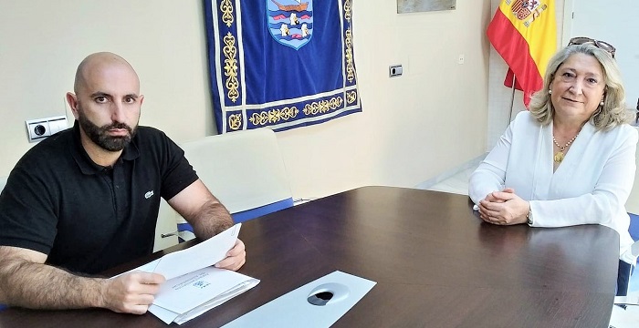 Daniel Barbero, concejal de Turismo, y Trinidad Herrera, alcaldesa de Almuñécar