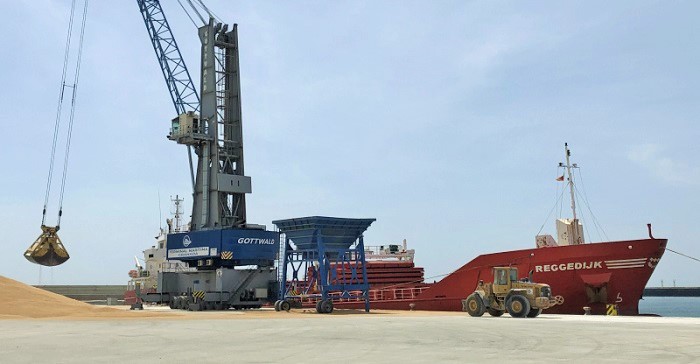 Descarga de trigo en el Puerto de Motril para la fabricación de harina en la provincia de Granada