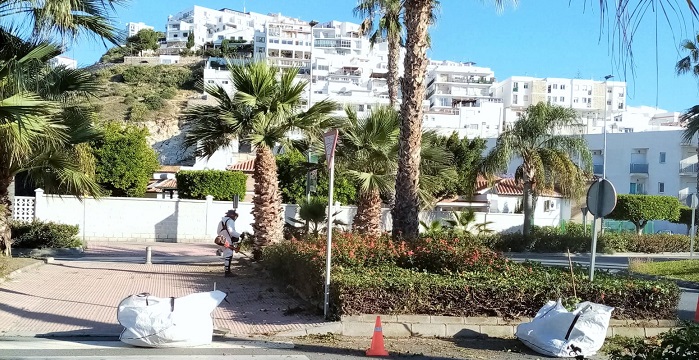 El Ayuntamiento de Salobreña intensifica la limpieza y cuidado de jardines tras el parón por el estado de alarma