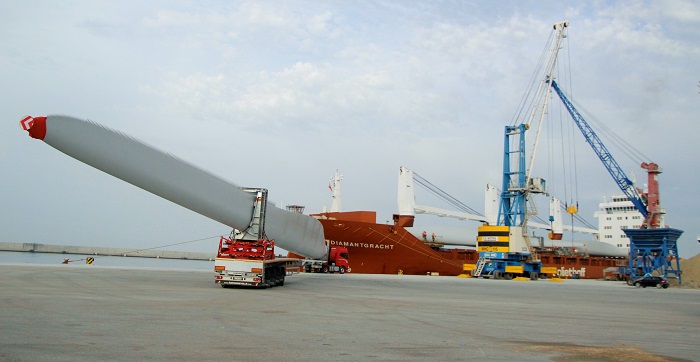 El Puerto de Motril exporta a Norteamérica medio centenar de aspas para aerogeneradores