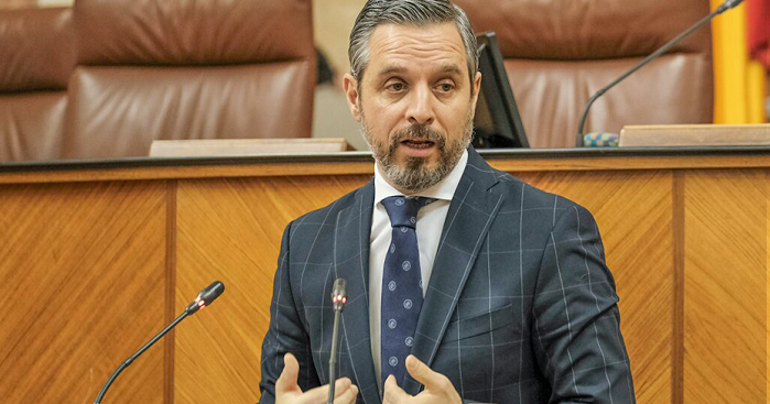 Juan Bravo interviene desde la tribuna en un momento de su intervención ante el Pleno del Parlamento andaluz