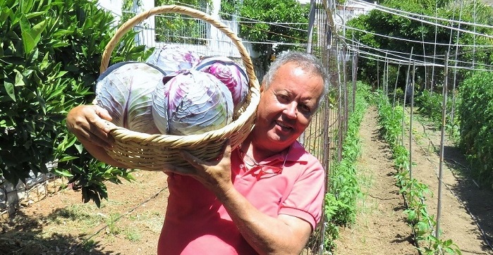 Juan Carlos Benavides en su huerta