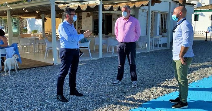 La apertura de los chiringuitos de La Herradura ha contado con la visita del delegado de Turismo de la Junta