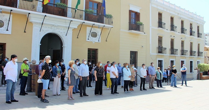 La ciudad de Motril se suma al silencio de todo un país por las víctimas de la pandemia del Covid-19