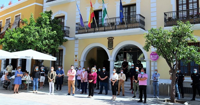 Minuto de silencio frente al Ayuntamiento de Almuñécar por las personas fallecidas por el Covid-19
