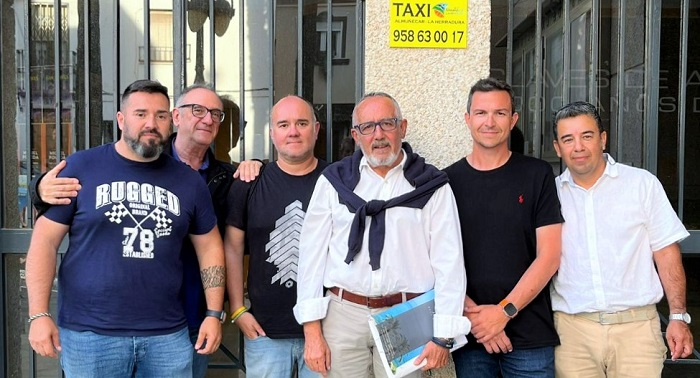 Los taxistas de Almuñécar aprueban un nuevo reglamento e insisten en la demanda de marquesinas en algunas de las&nbsp;paradas